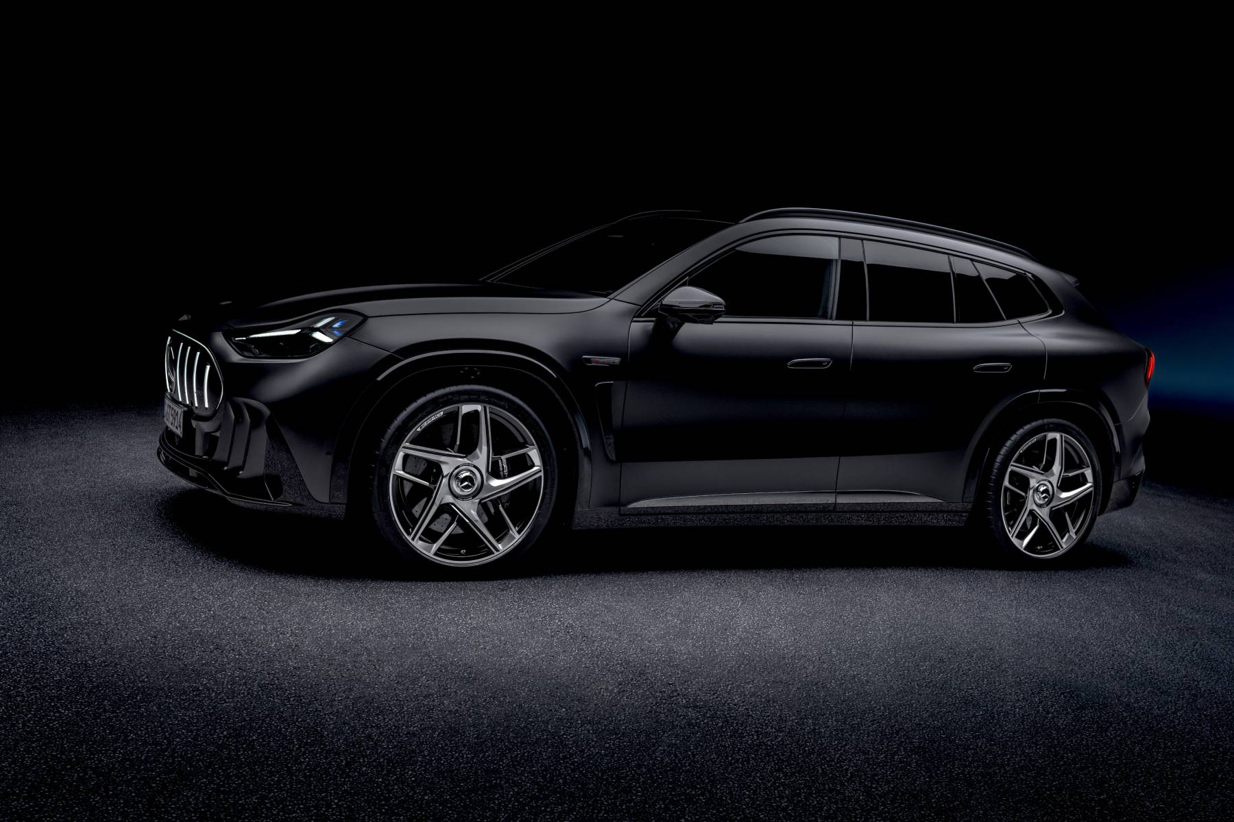 Siyah renkli AMG GT SUV otomobilinin yandan görünen alçak çatı hattı ve jantları