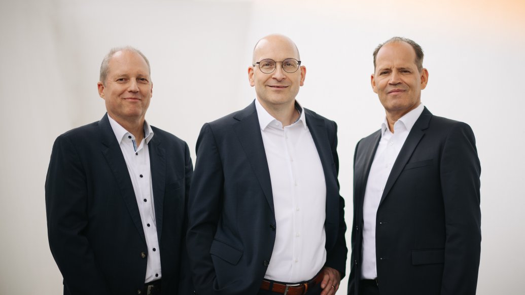 Stefan Zerweck, Markus-Christian Eberl ve Dirk Philipp, Porsche Technologies'in gelecekteki yönetim kadrosu olarak yan yana poz veriyor