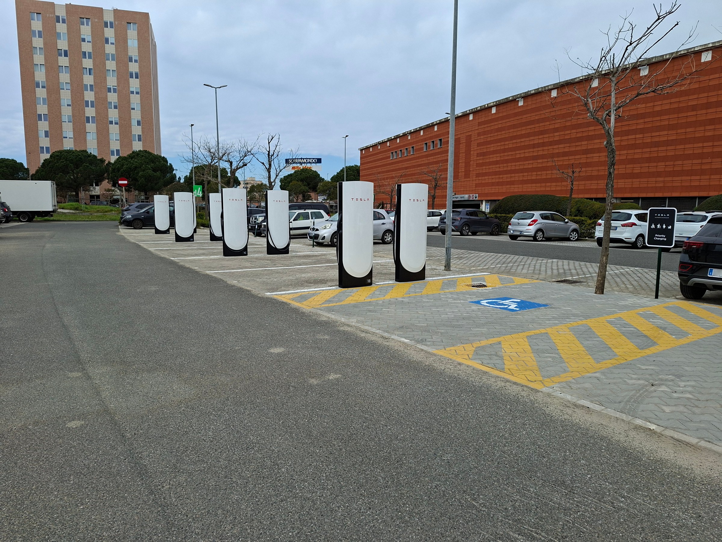 Tesla Bolu Supercharger istasyonunun benzeri bir hızlı şarj alanı: Livorno'daki Tesla ünitelerinin genel görünümü