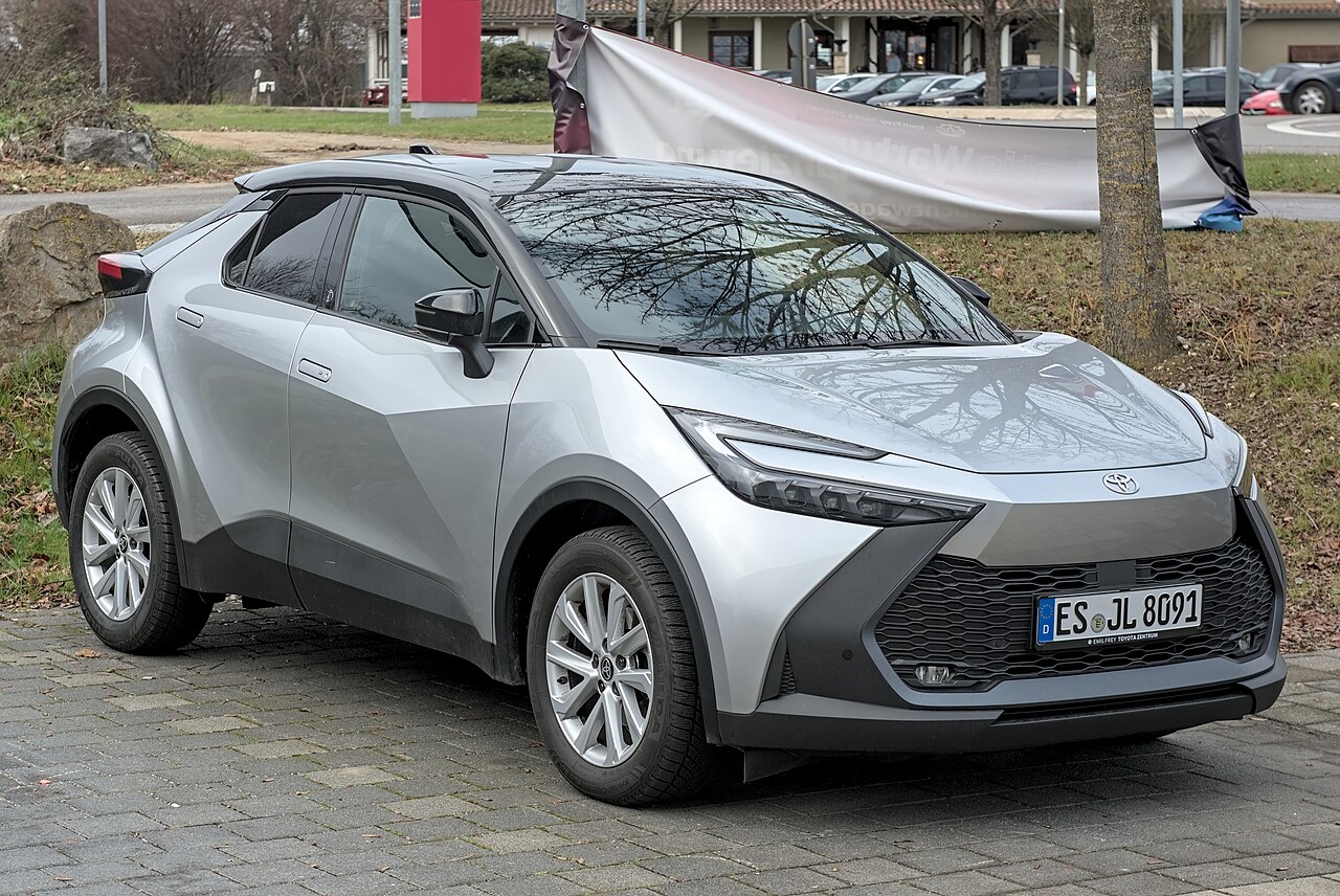 Toyota C-HR Hybrid, gümüş ve siyah iki renkli gövdesiyle önden üç çeyrek görünümde park halinde