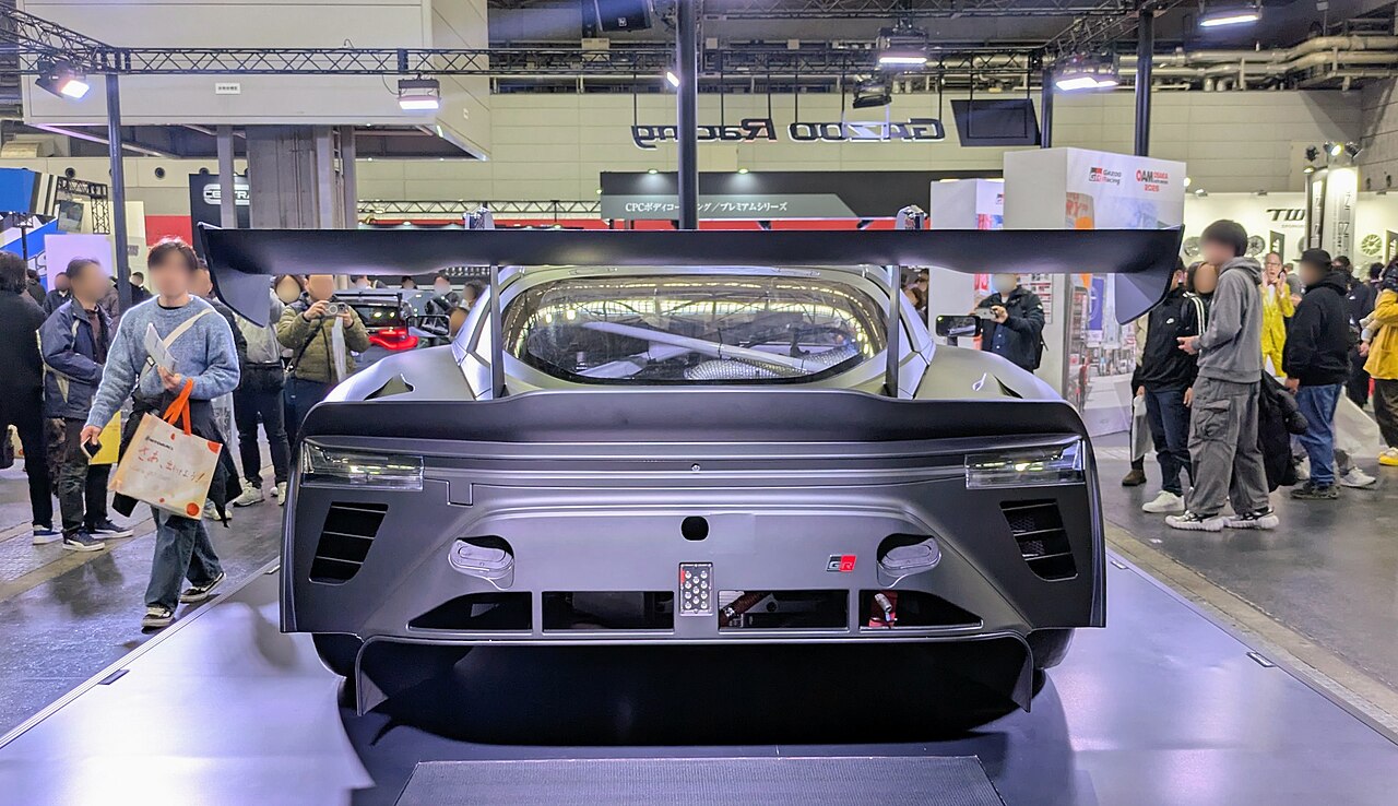 Toyota GR GT3 prototipinin arkadan görünümü, Osaka Auto Messe 2026 fuarında