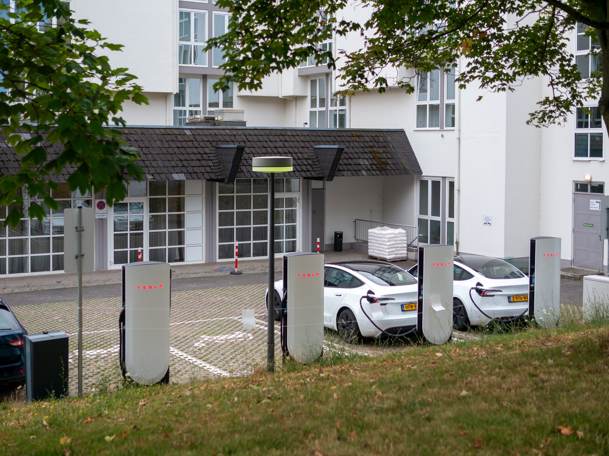 Wiesbaden'de kurulu Tesla V4 Supercharger ünitesi